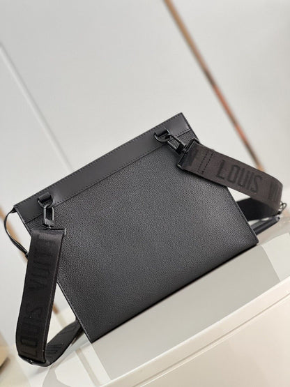 ルイ・ヴィトン メッセンジャー ヴォヤージュ ブラック エアログラム カウハイドレザー – LVB003