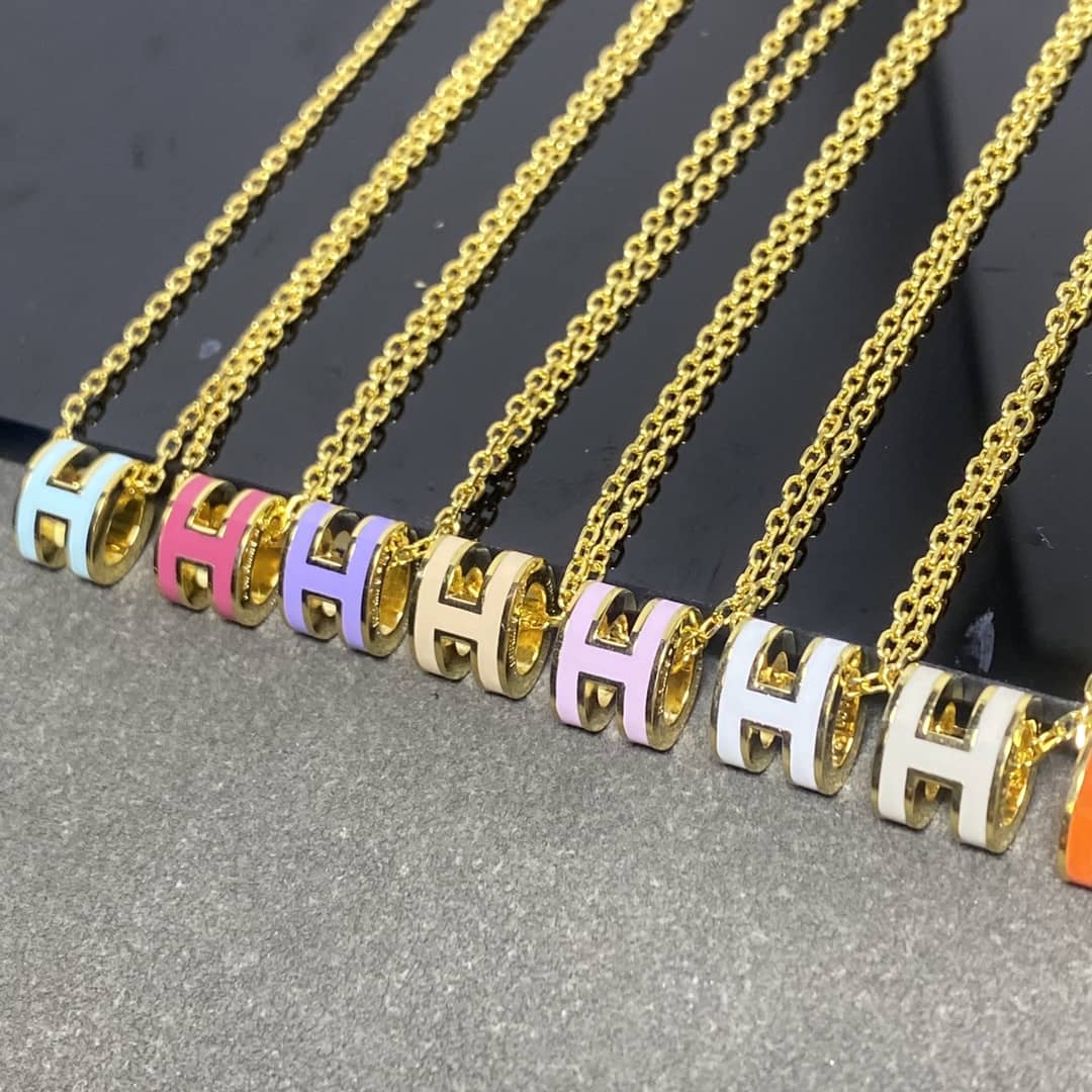 エルメスのロゴネックレスの偽物