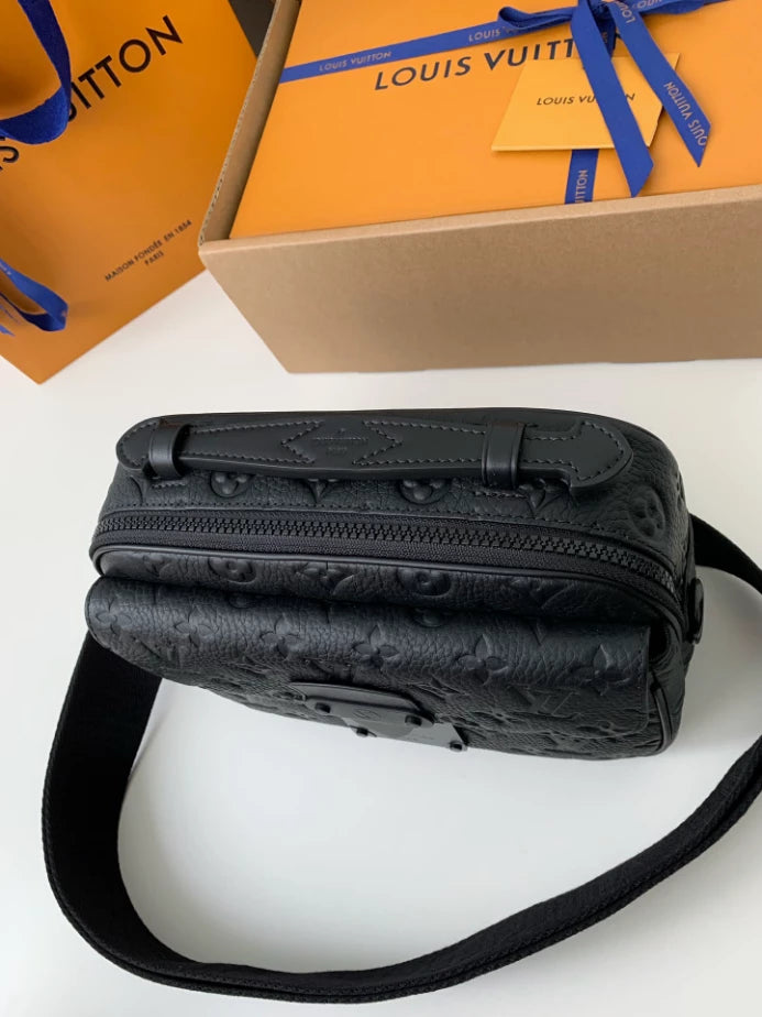 Sロック メッセンジャーバッグ ブラック モノグラムエンボス加工 トリヨンレザー M58489 – LW230