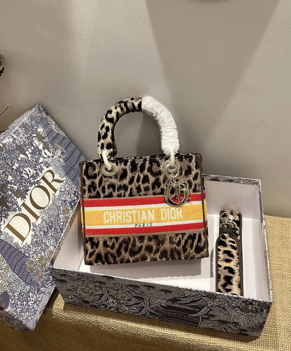 クリスチャン ディオール ミディアム レディ D ライト バッグ