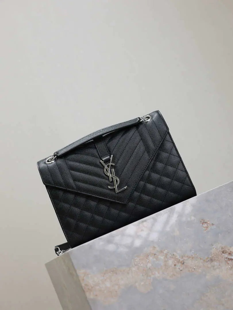 YSL 600185 エンベロープ ミディアム キルティング グレイン・ド・プードル エンボスレザー ブラック シルバー