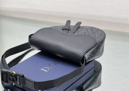 ディオール ミニ サドルバッグ ブラック CD ダイヤモンド キャンバス＆スムースカーフスキン – DIO007
