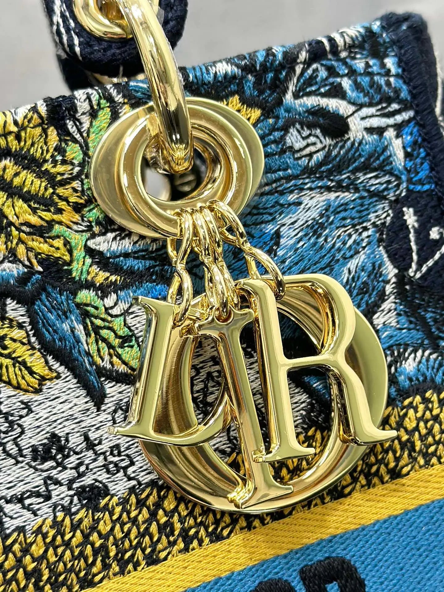 クリスチャン ディオール ミディアム レディ D ライト バッグ