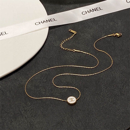 シャネルの白黒両面細ネックレス