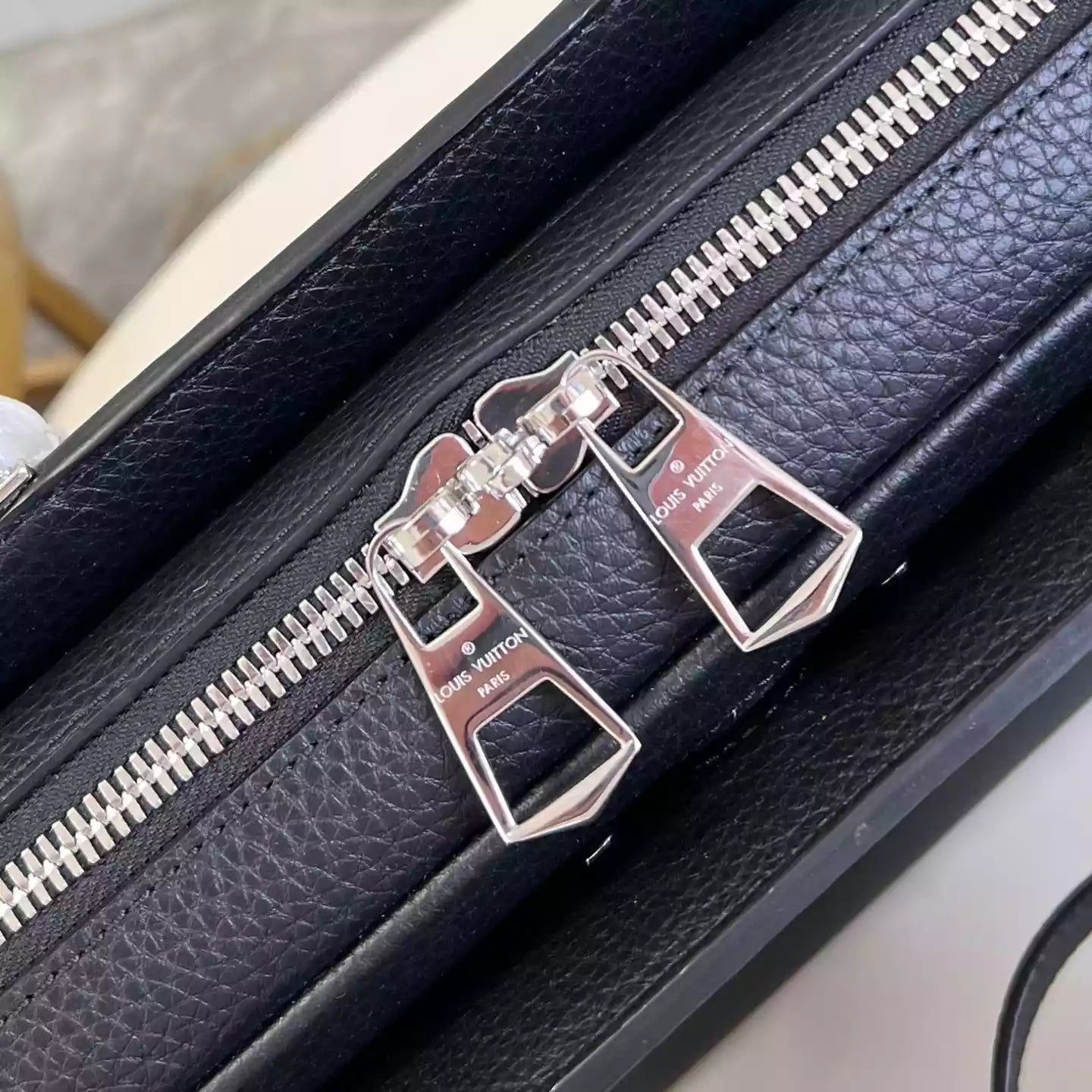 アルマンド ブリーフケース MM トリヨンレザー M54381 – LW330