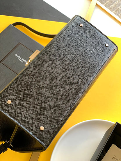 カサンドラ ミディアム トップハンドルバッグ グレイン・ド・プードル エンボスレザー