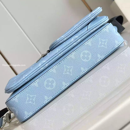 トリオ メッセンジャーバッグ スカイブルー モノグラム キャンバス タイガ カウハイドレザー – LW320