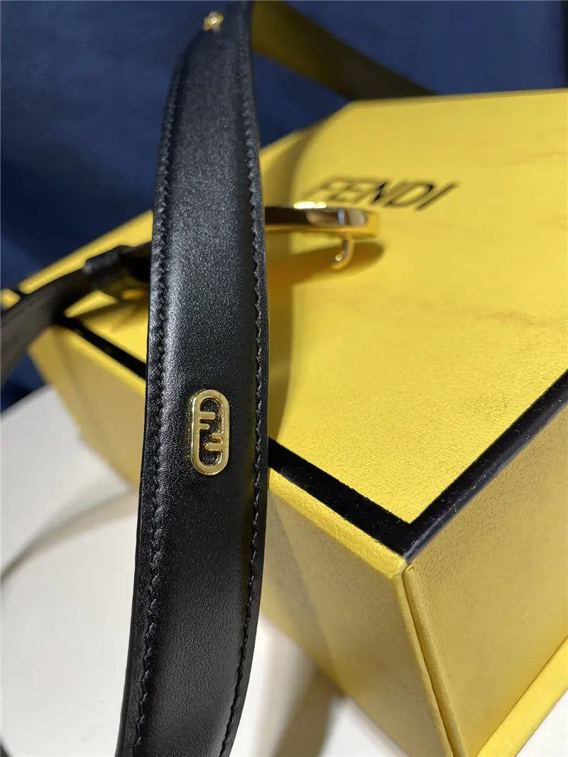 フェンディのループ付きナローベルト