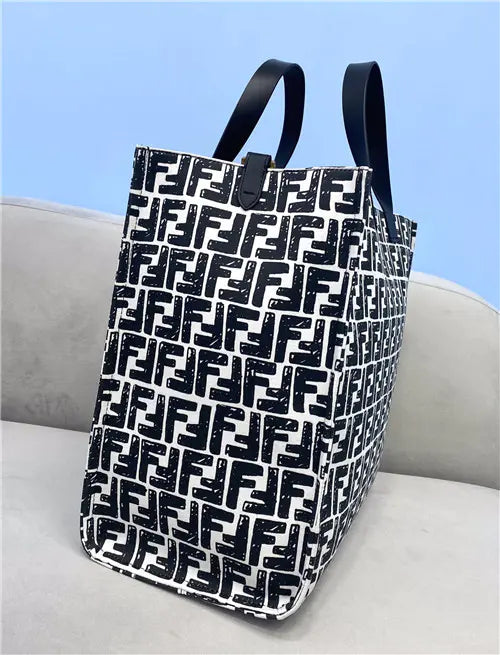 フェンディ ショッピングバッグ ロゴ