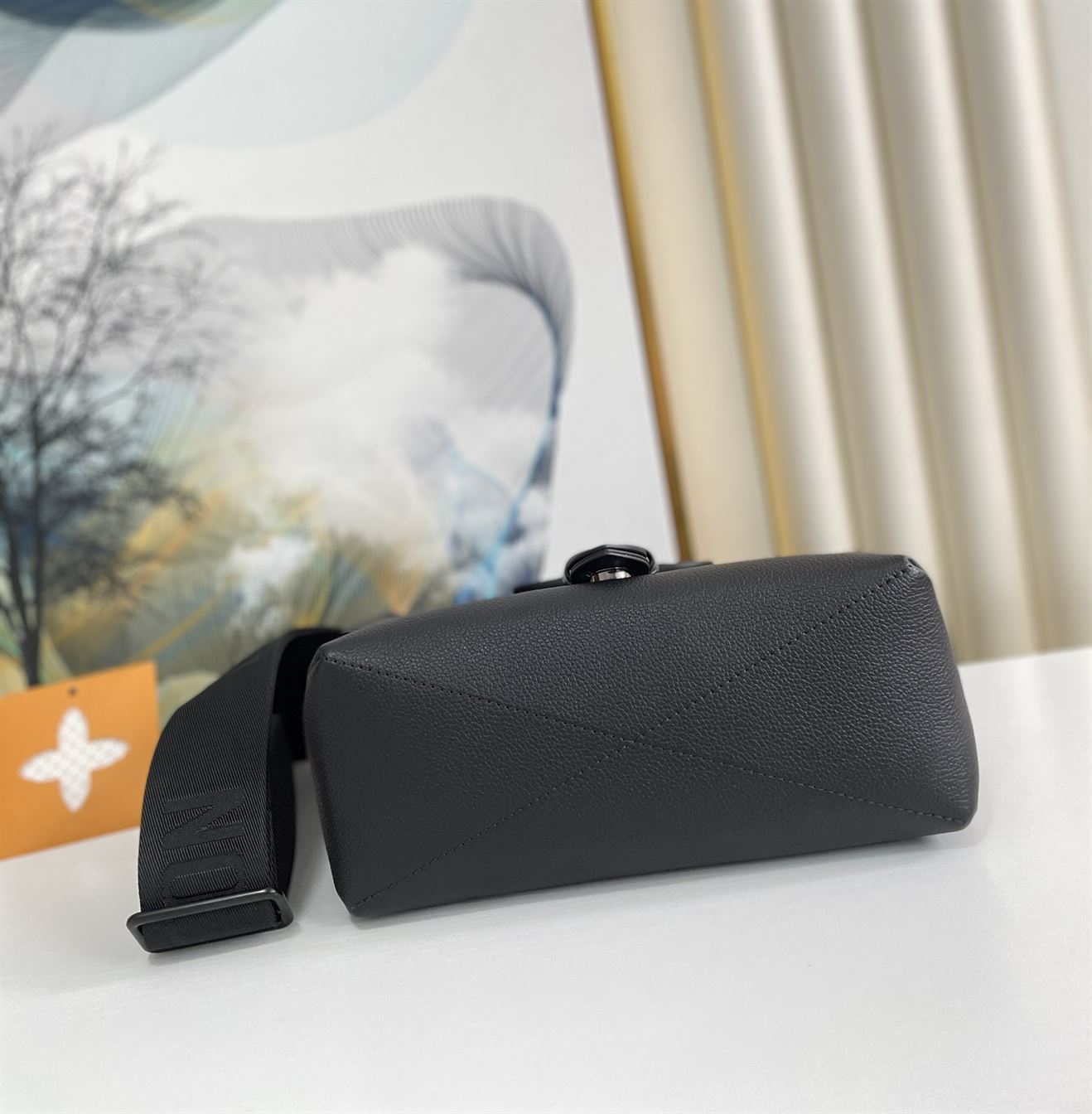 ルイ・ヴィトン ソミュール メッセンジャー モノグラム エクリプス キャンバス – LVB067