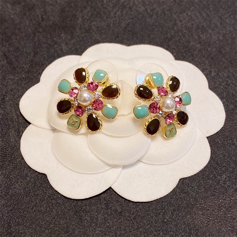 シャネルのカラフルなオイルドリップの花びらのイヤリング