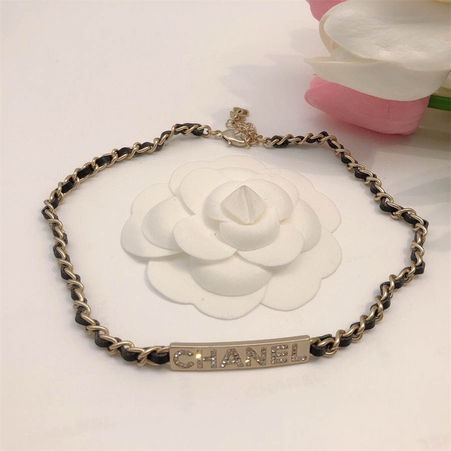 シャネルのモノグラムラムスキンネックレス