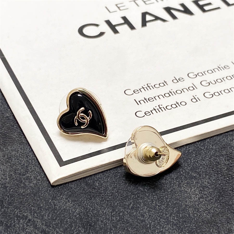 シャネルのブラックハートイヤリング