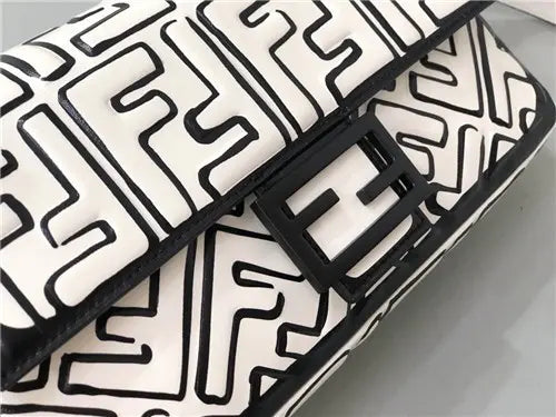 フェンディの象徴的なバゲットのレプリカバッグ