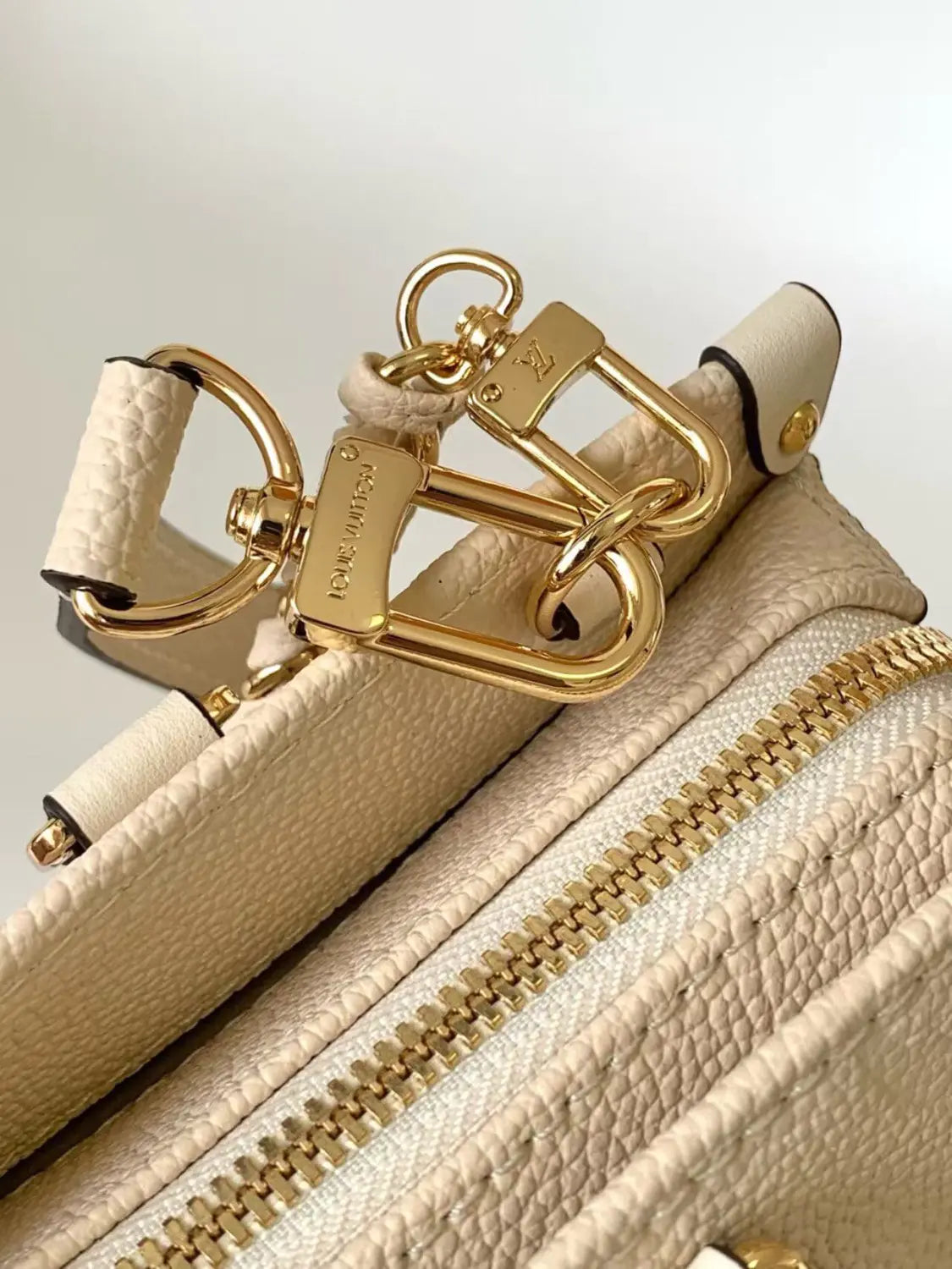 ルイ・ヴィトン M23698 オンザゴー イーストウエスト