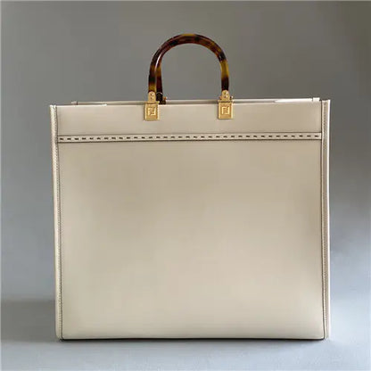 フェンディのレザーショッピングバッグ