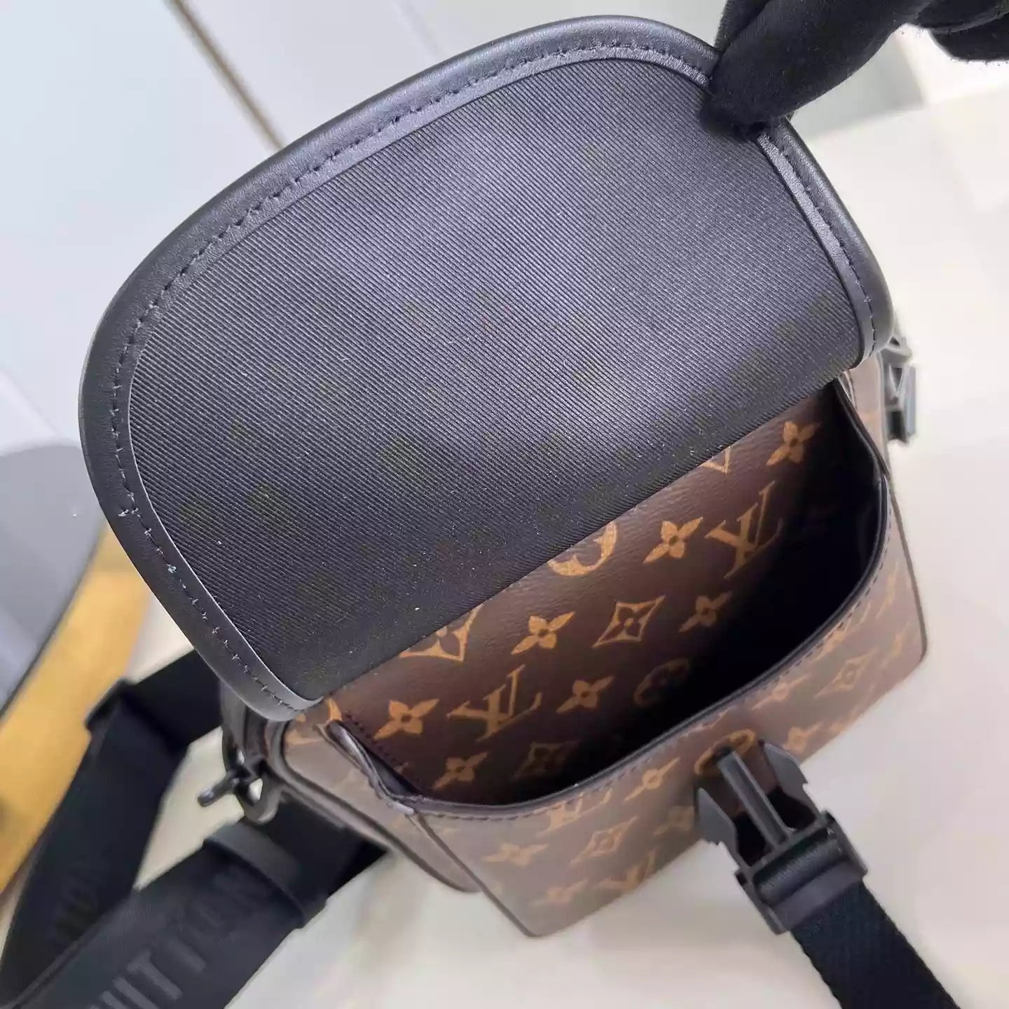 クエスト メッセンジャーバッグ モノグラム マカッサル コーティングキャンバス M46973 – LW449