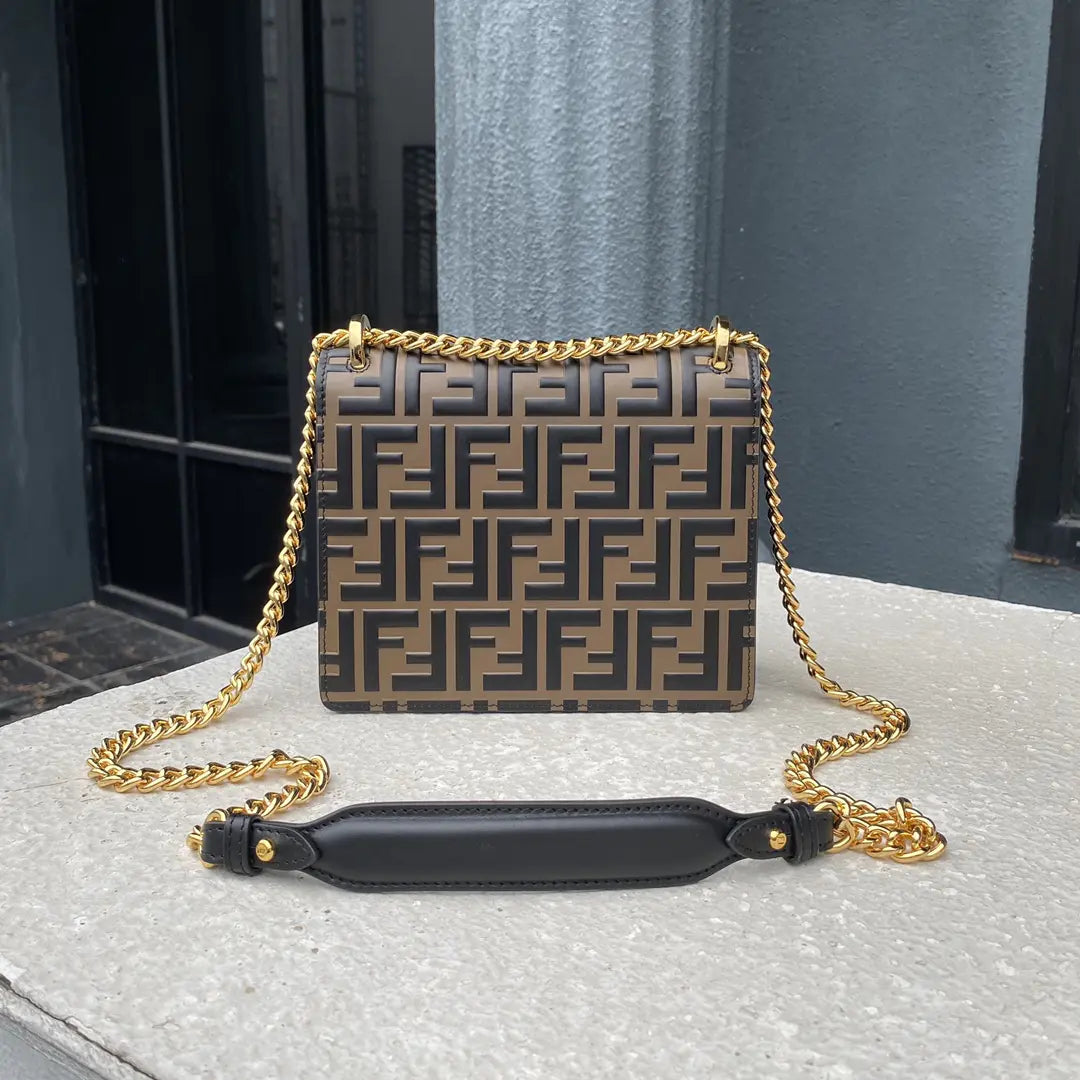 ショルダーバッグの時はスリット