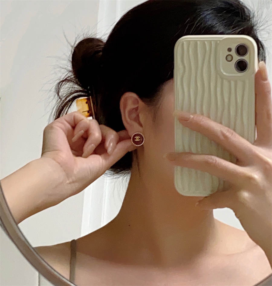 シャネルの新年の赤いイヤリング