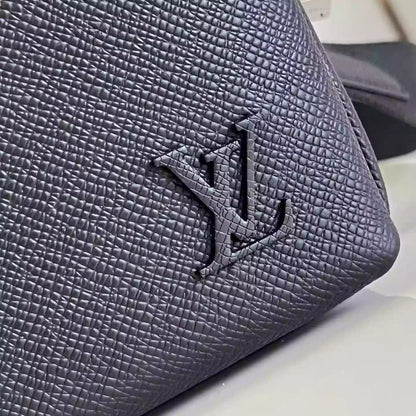 アベニュー メッセンジャーバッグ ブラック タイガ カウハイドレザー M11657 – LW429