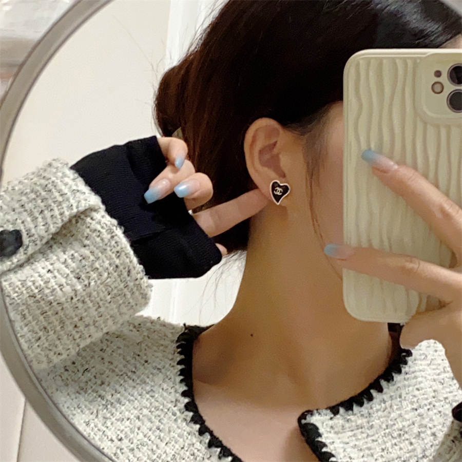 シャネルのブラックハートイヤリング