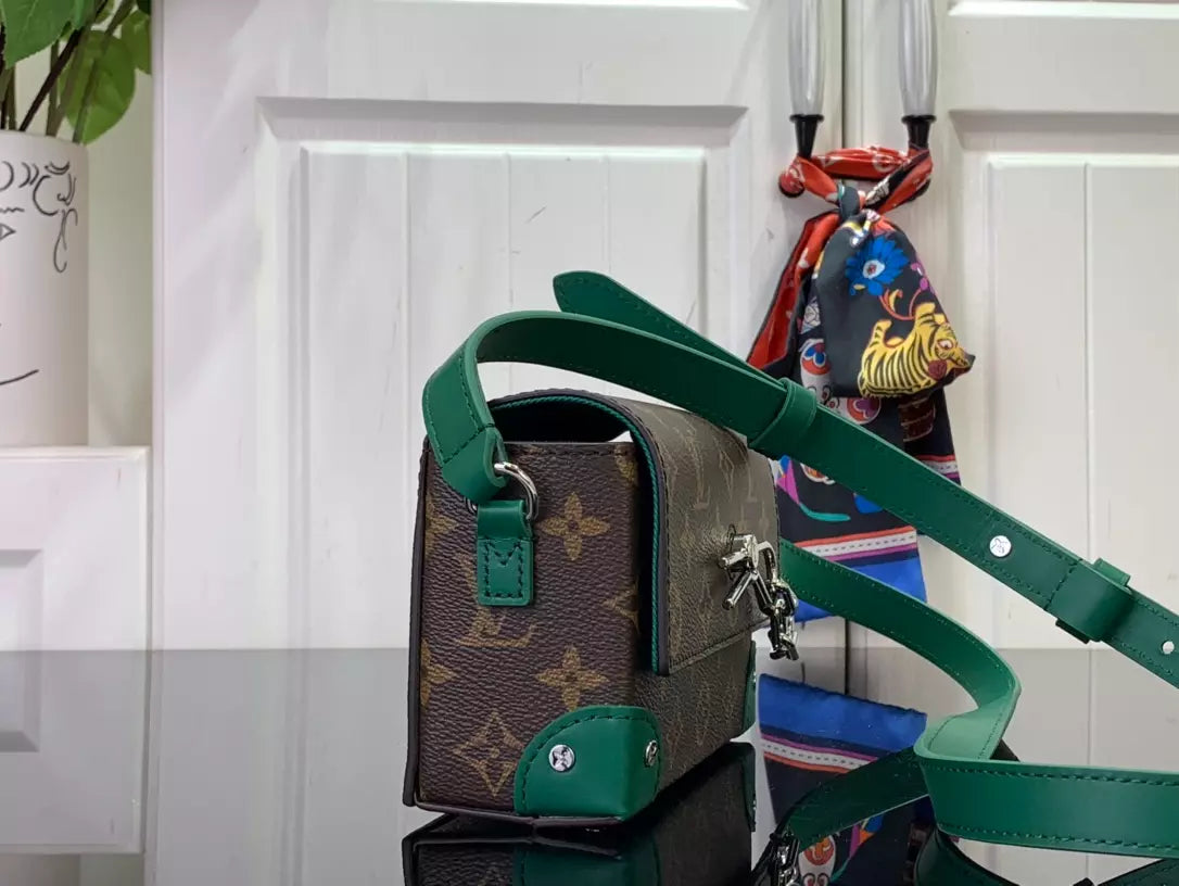 ルイ・ヴィトン スティーマー ウェアラブルウォレット ボルネオグリーン モノグラム マカッサル キャンバス – LW147