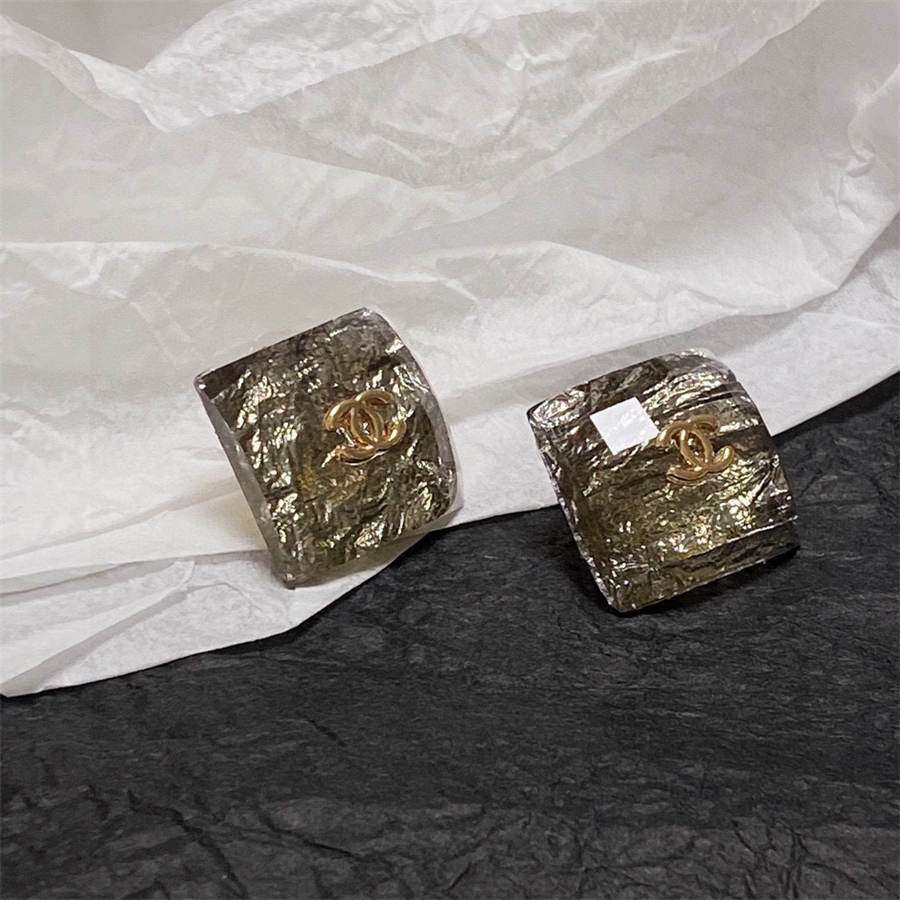 シャネルのミディアムヴィンテージイヤリング