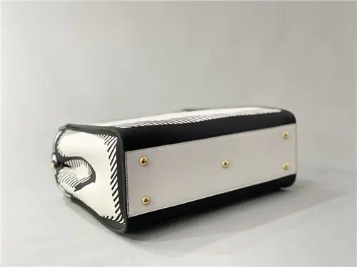 フェンディ ピーカブー アイコニック ミディアムバッグ