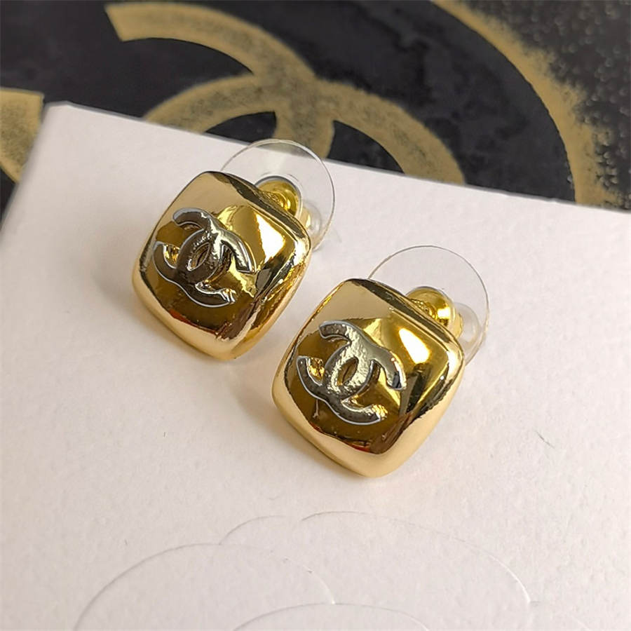 シャネルの繊細な刻印入りレタリングイヤリング