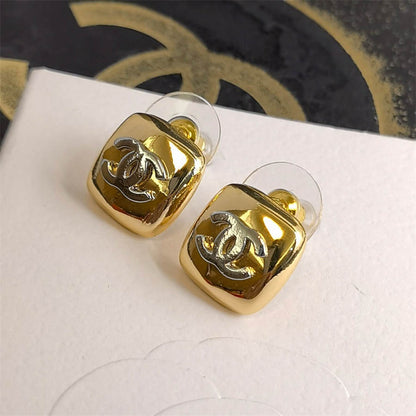 シャネルの繊細な刻印入りレタリングイヤリング