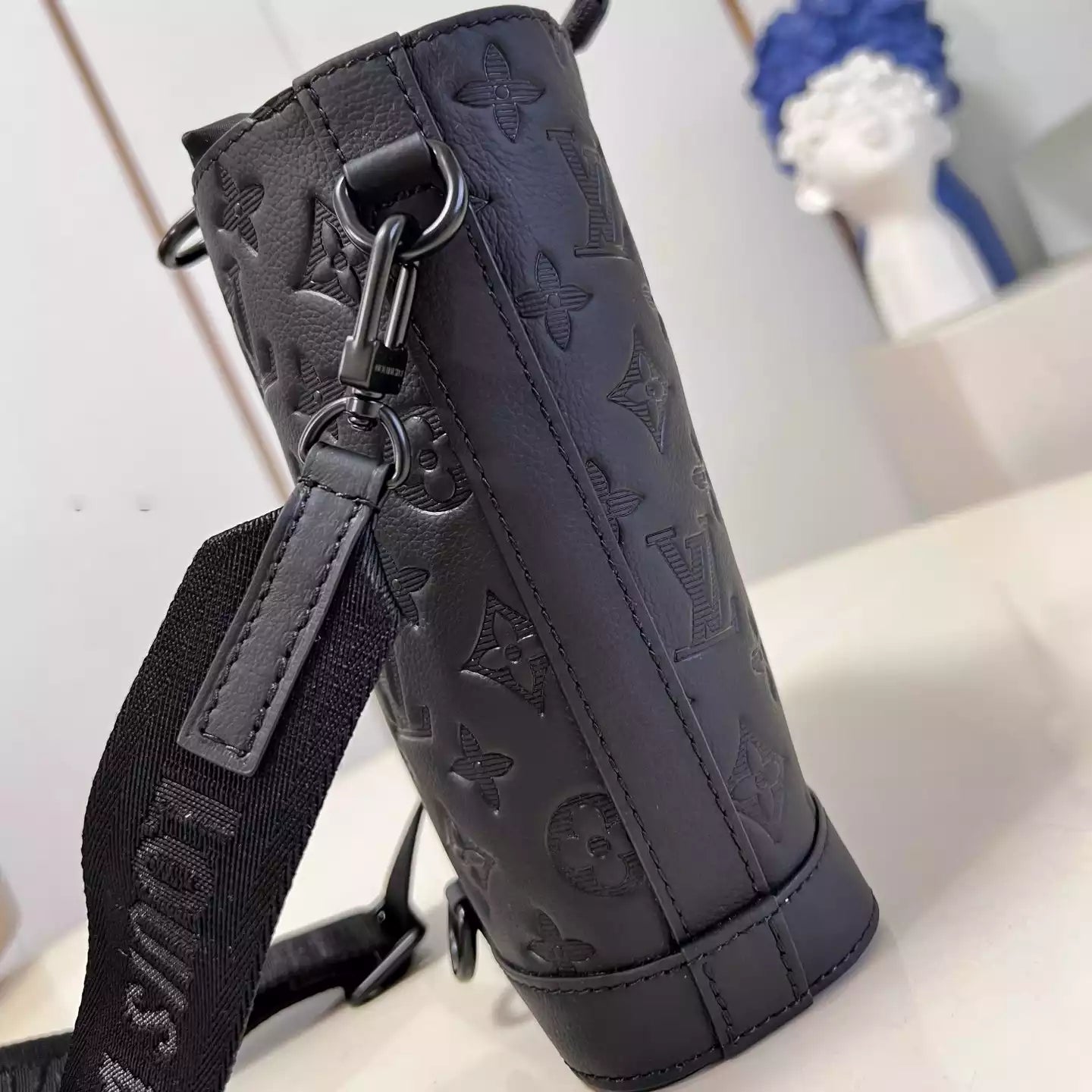 ノエ スリング ブラック カーフレザー M82248 – LW257