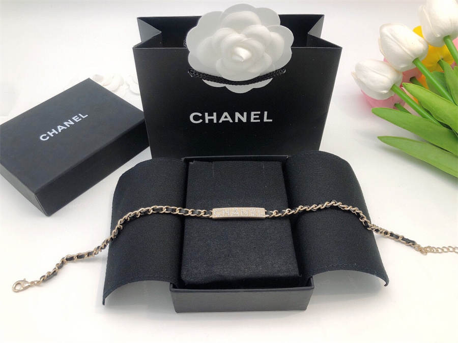 シャネルのモノグラムラムスキンネックレス