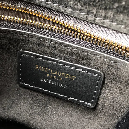 カサンドラ モノグラム クラスプバッグ（クロコダイルエンボス加工シャイニーレザー製）