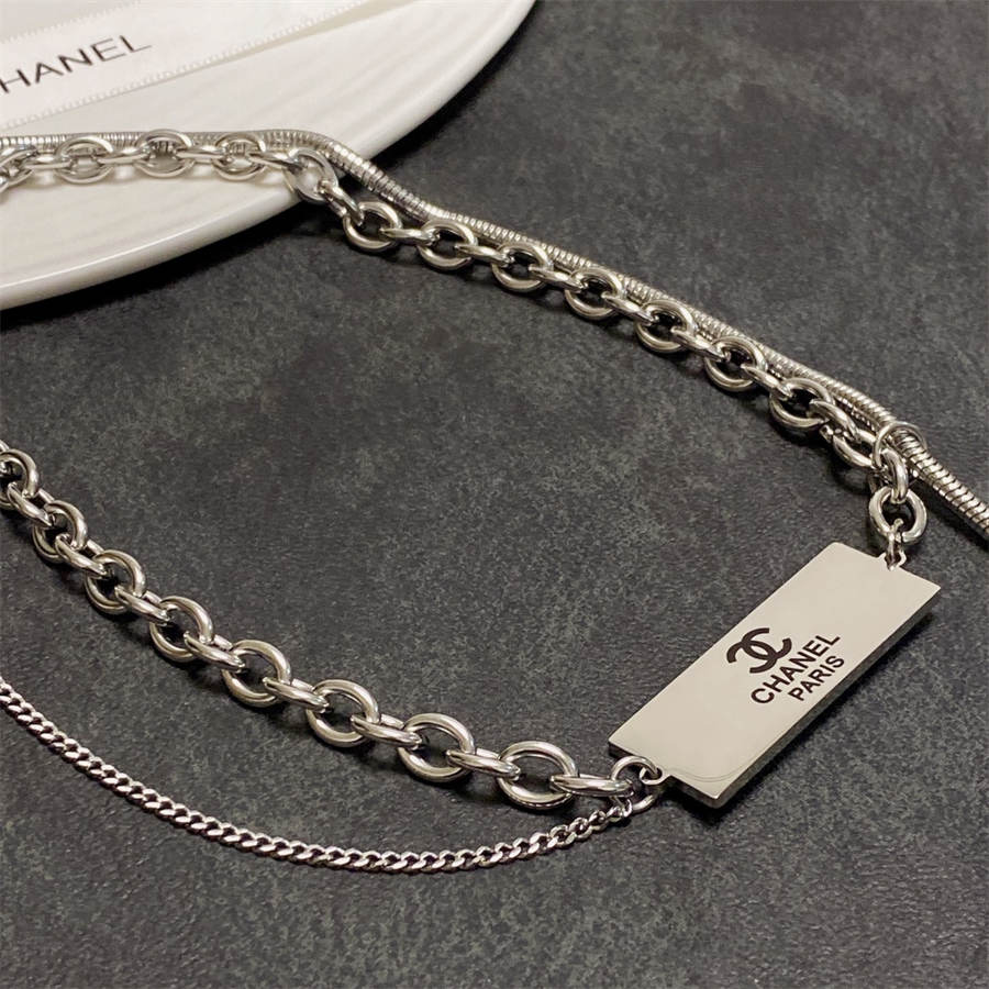 シャネルの文字が入ったダブルCのチェーンペンダントの太いネックレス