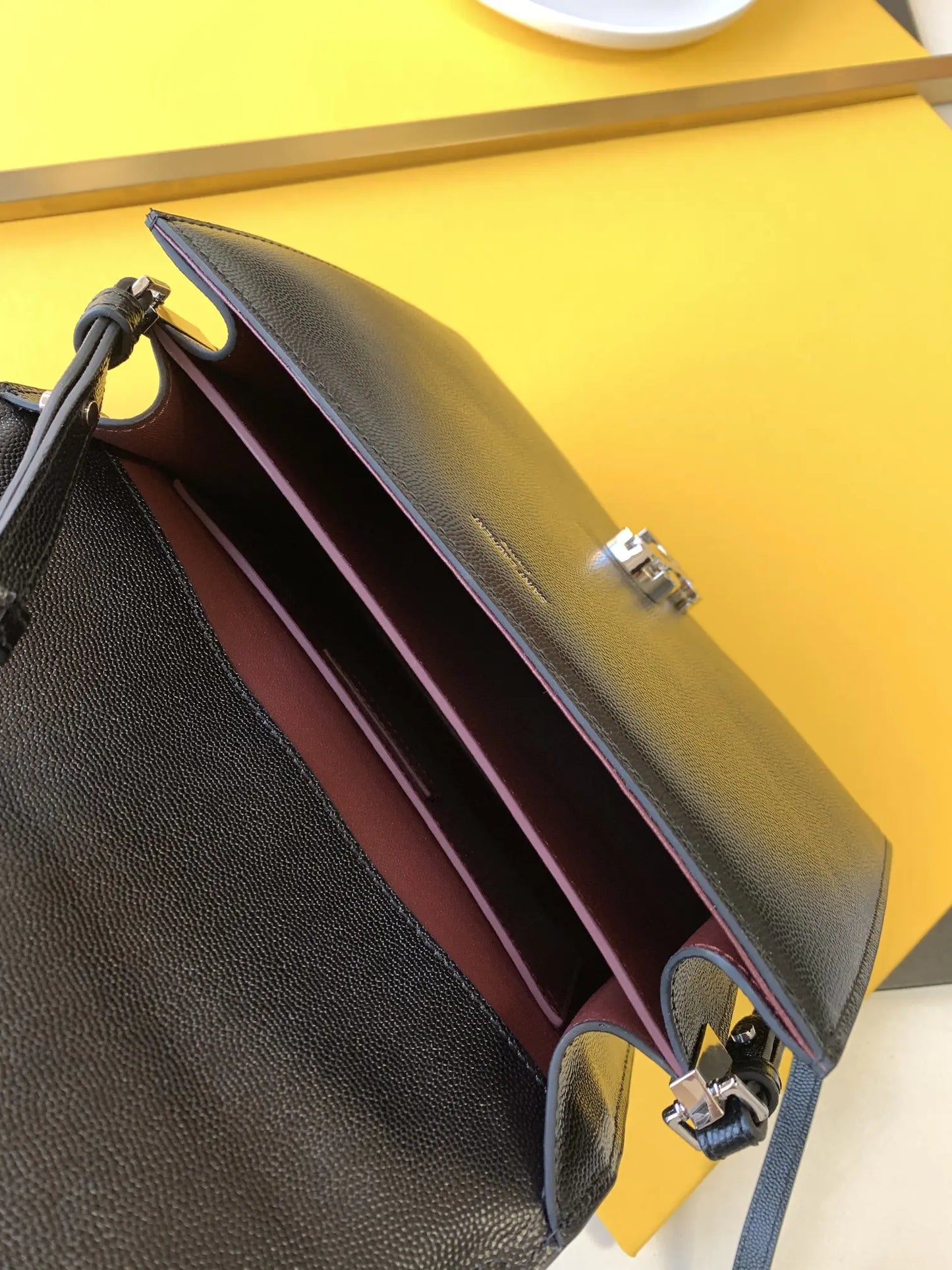 カサンドラ ミディアム トップハンドルバッグ グレイン・ド・プードル エンボスレザー