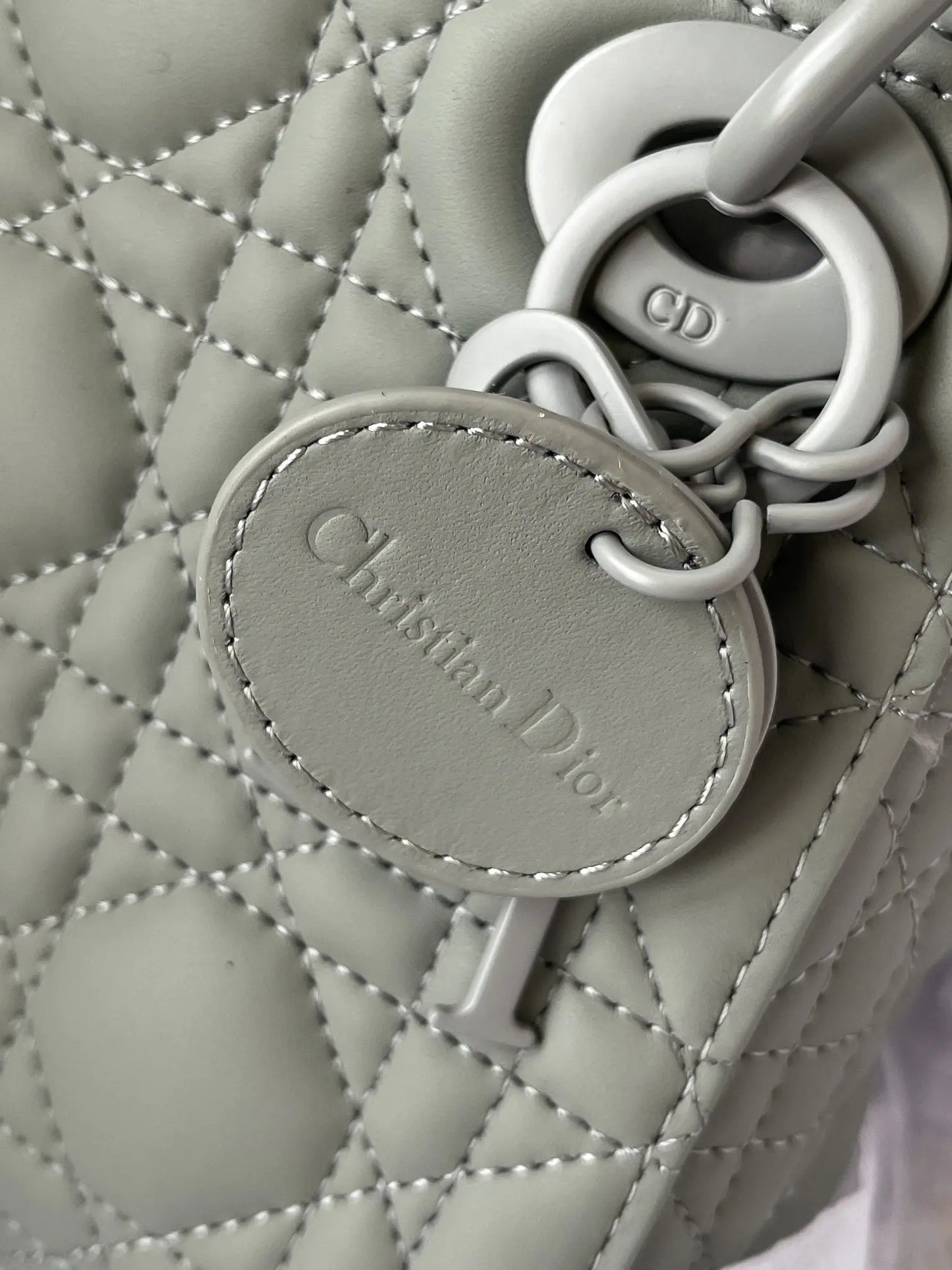 クリスチャン・ディオール ミディアム レディ ディオール バッグ