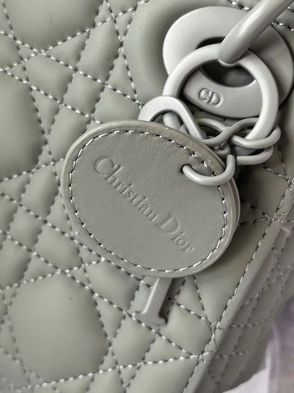 クリスチャン・ディオール ミディアム レディ ディオール バッグ