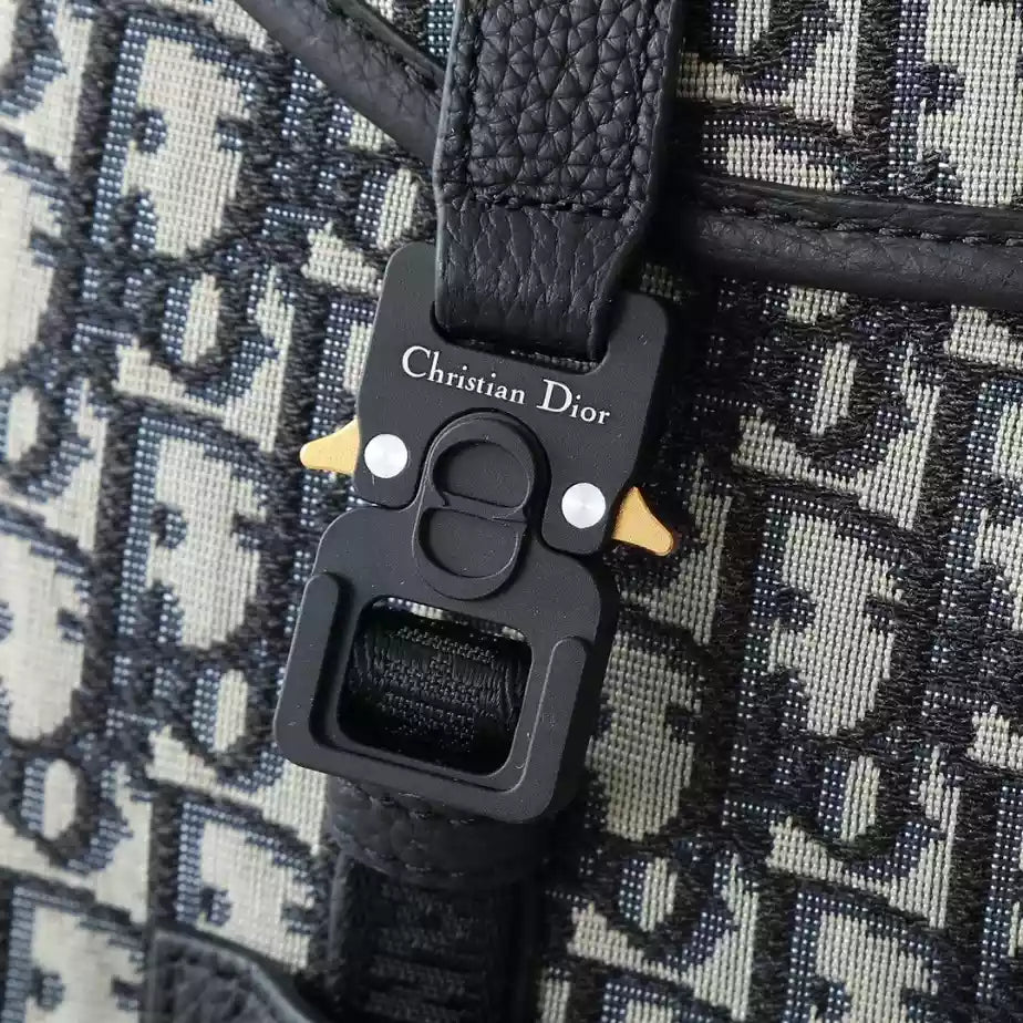 ディオール ヒット・ザ・ロード フラップ付きバックパック – DIO053