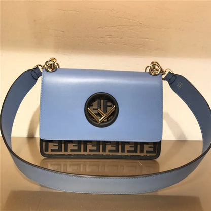 ショルダーバッグの時はスリット