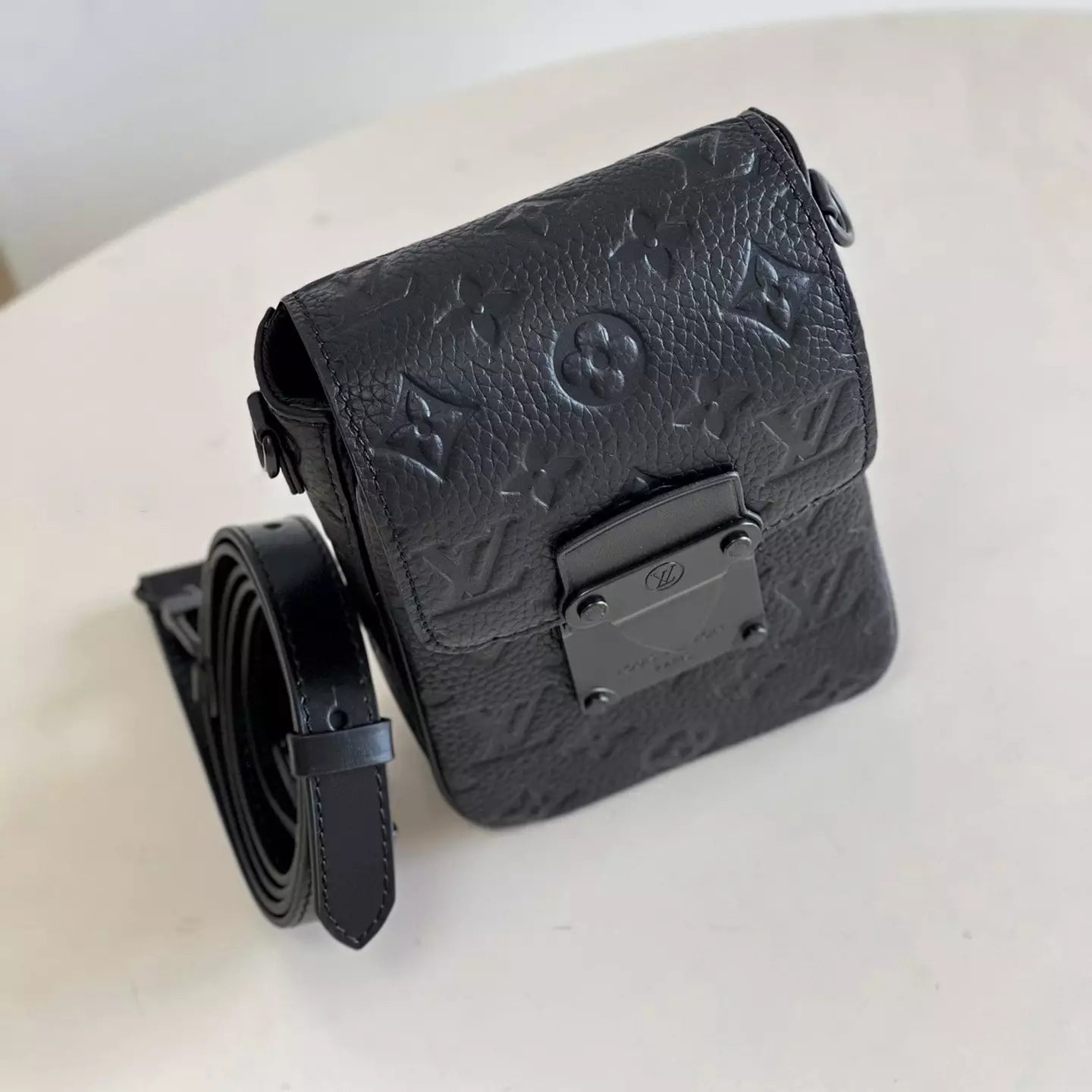 S-Lock 縦型ウェアラブルウォレット（ブラック） – LW261