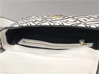 フェンディの象徴的なバゲットのレプリカバッグ