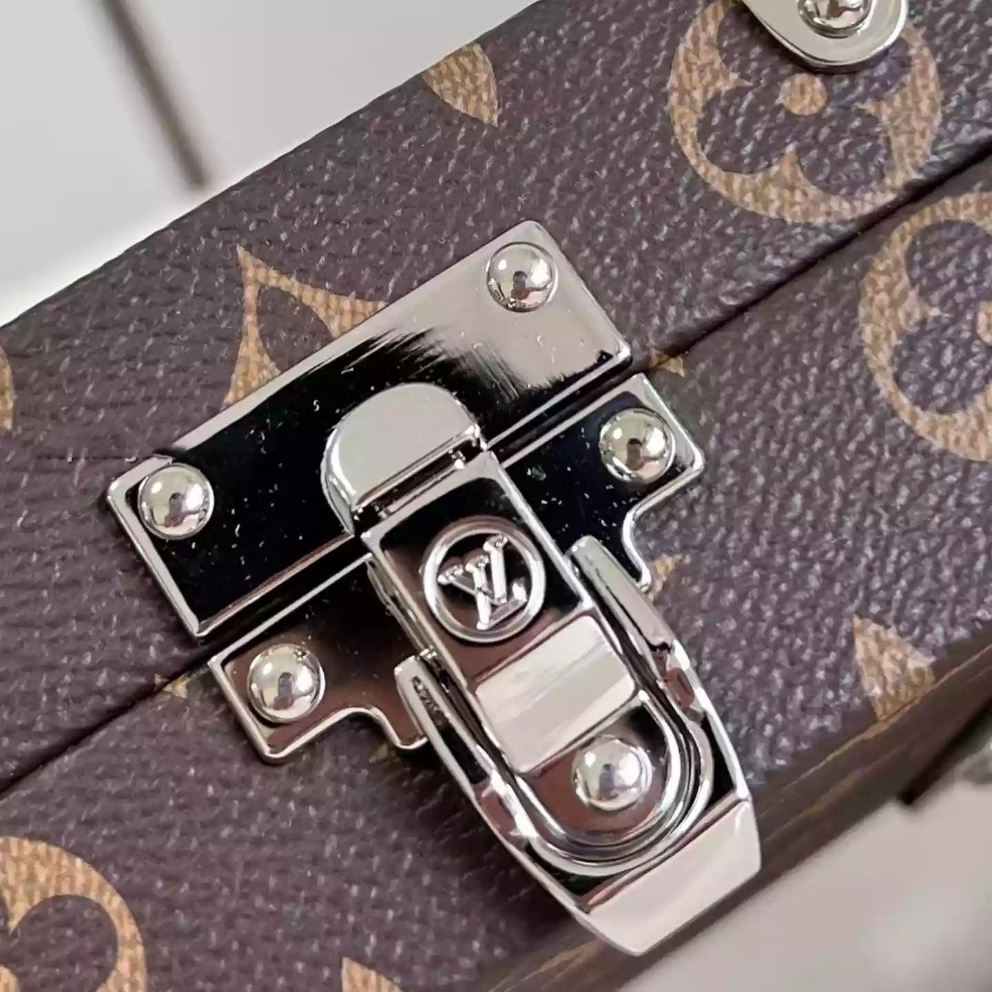 ネオウォレットトランク モノグラムマカッサルキャンバス M20953 – LW263