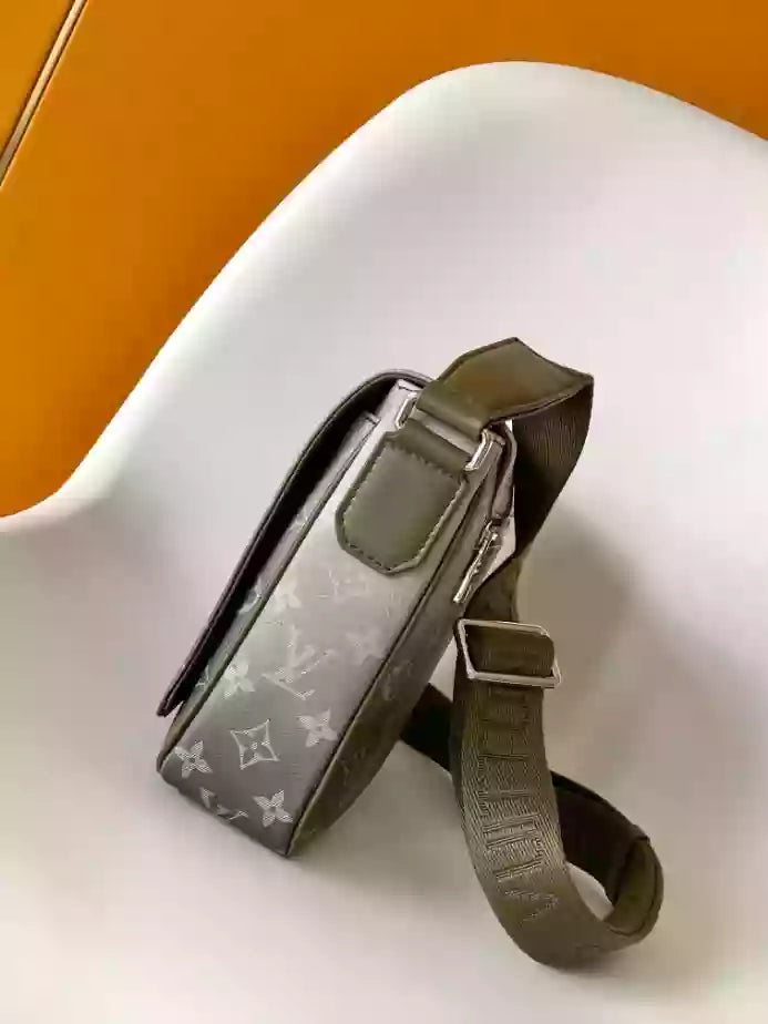 ディストリクト PM メッセンジャーバッグ カーキ モノグラム グラデーション キャンバス M11593 – LW284