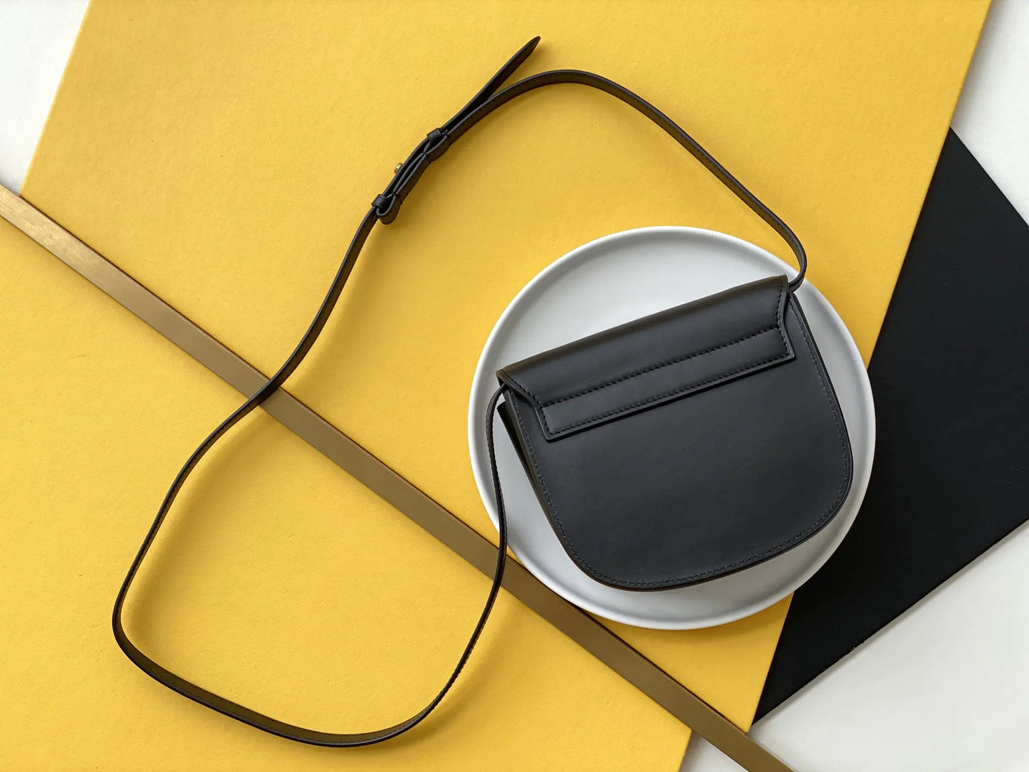 KAIA スモールサッチェル（スムースヴィンテージレザー）