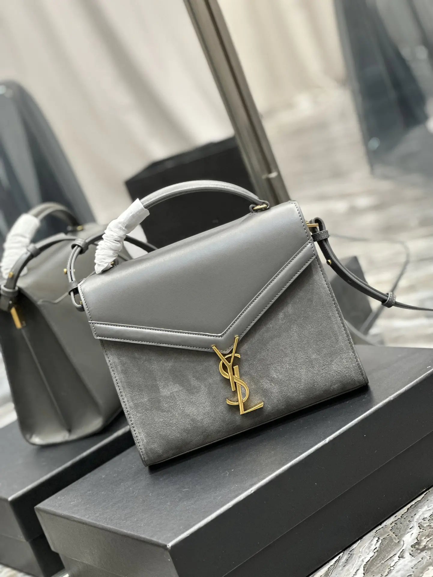 カサンドラ ミディアム トップハンドルバッグ グレイン・ド・プードル エンボスレザー