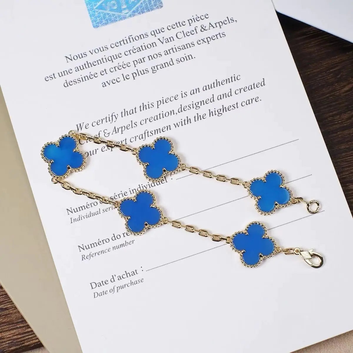 ヴァン クリーフ＆アーペルの四つ葉のクローバーとブルーカルセドニーのブレスレット