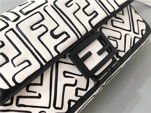 フェンディの象徴的なバゲットバッグ