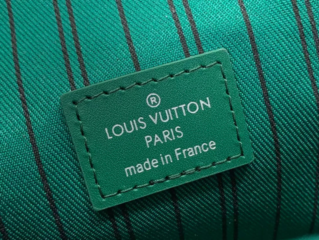 ルイ・ヴィトン スティーマー ウェアラブルウォレット ボルネオグリーン モノグラム マカッサル キャンバス – LW147
