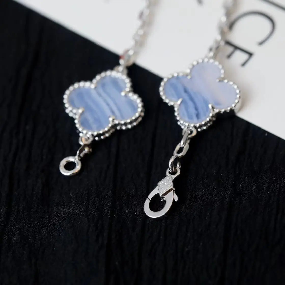 ヴァン クリーフ＆アーペルの四つ葉のクローバーとパープルカルセドニーのブレスレット