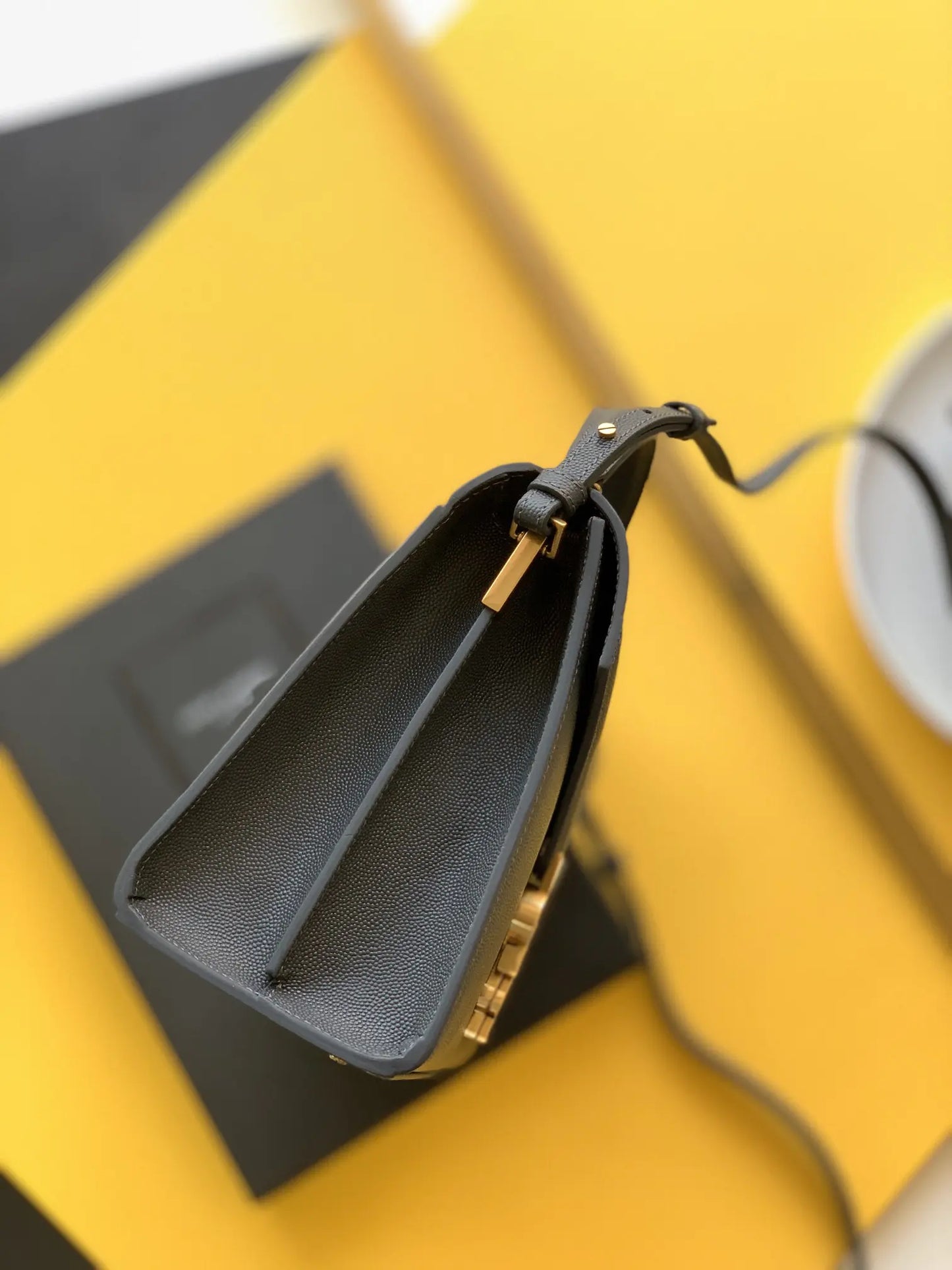 カサンドラ ミディアム トップハンドルバッグ グレイン・ド・プードル エンボスレザー